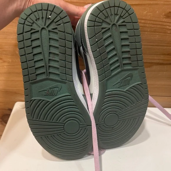 Air Jordan 1 Mid SE ‘Dutch Green’ - Picture 9 of 9